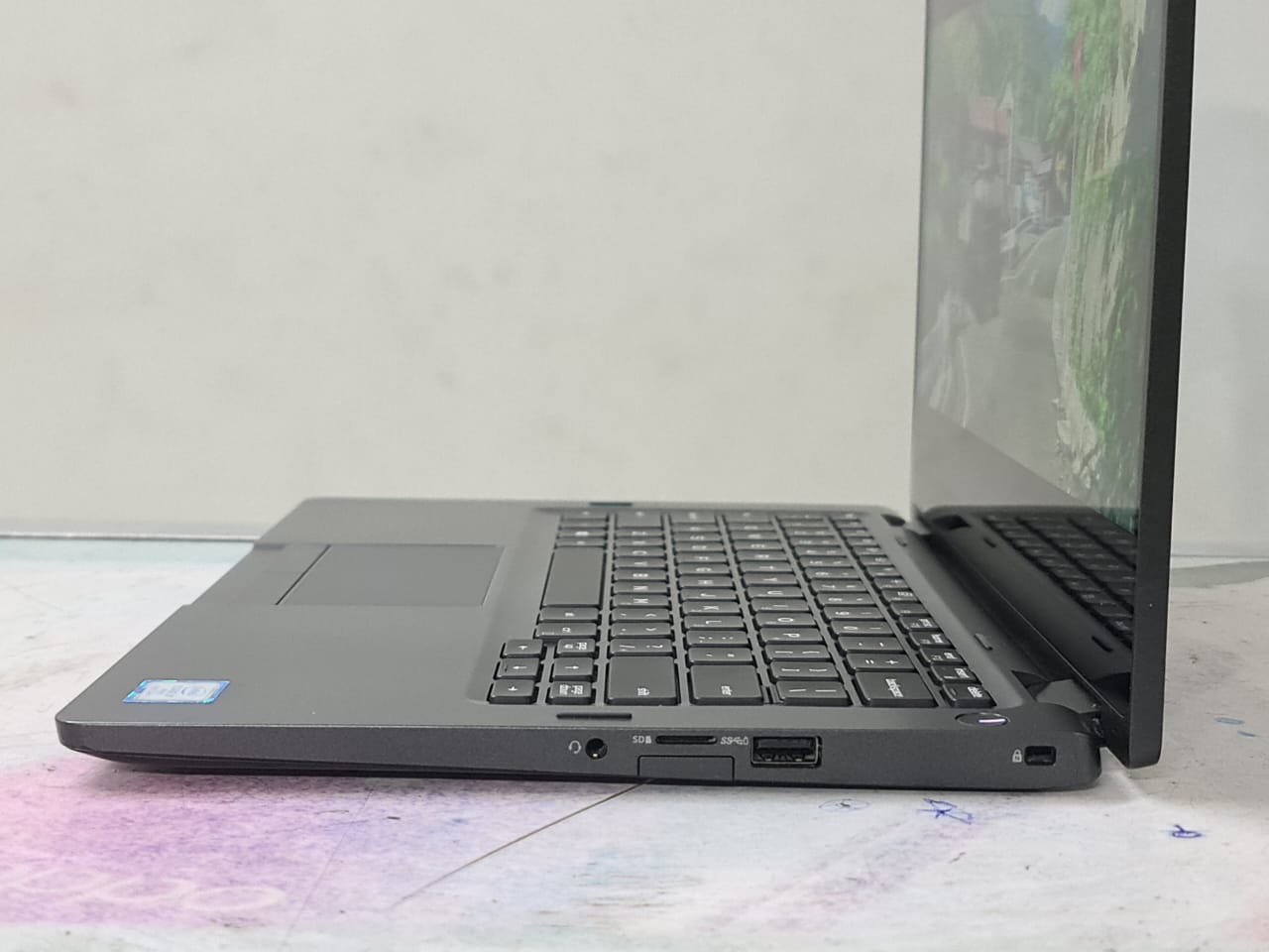 Dell Latitude 13 5300 2-in-1 8th Gen. Core i7 Ram 8 GB SSD 256GB 13.3 FHD Touch X360 Gorilla Glass Screen Windows 10 Pro